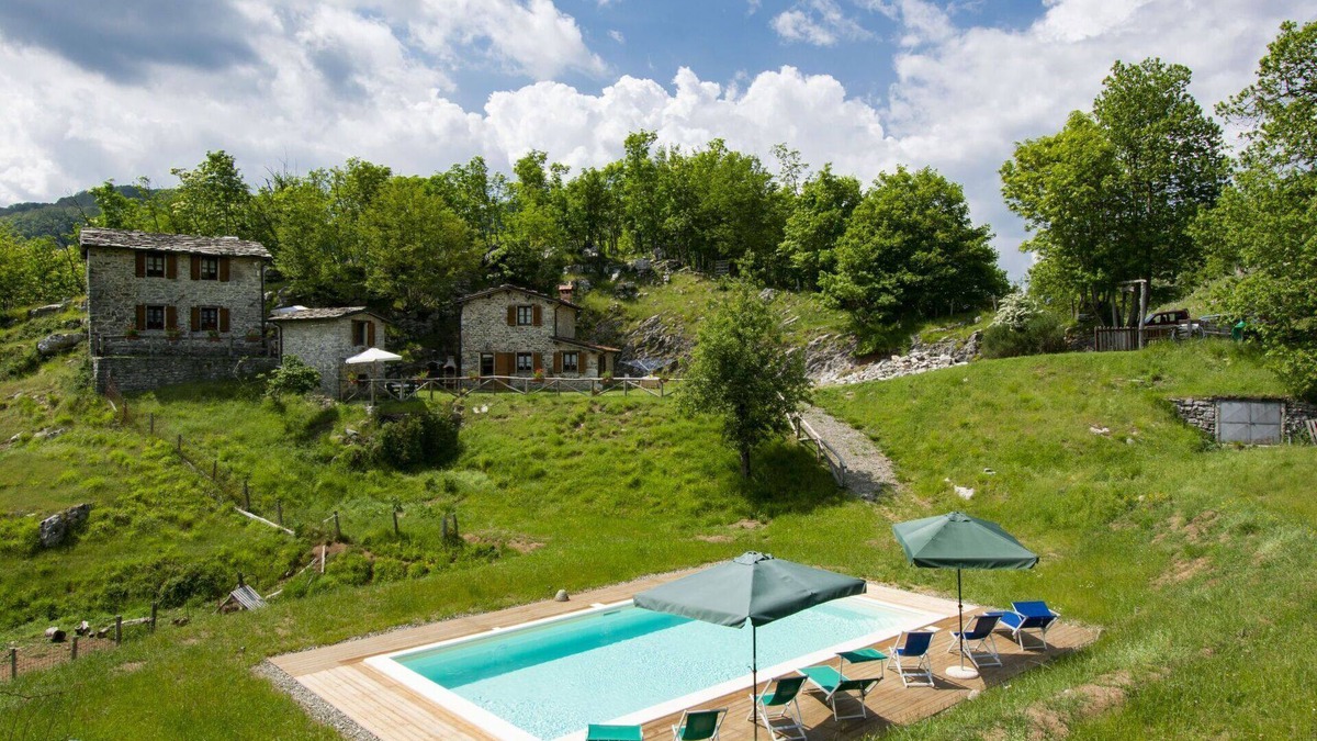 Fabbriche di Vallico Villa | Lovely apartment in villa for 6 guests with pool, WIFI, TV, patio and pets allowed