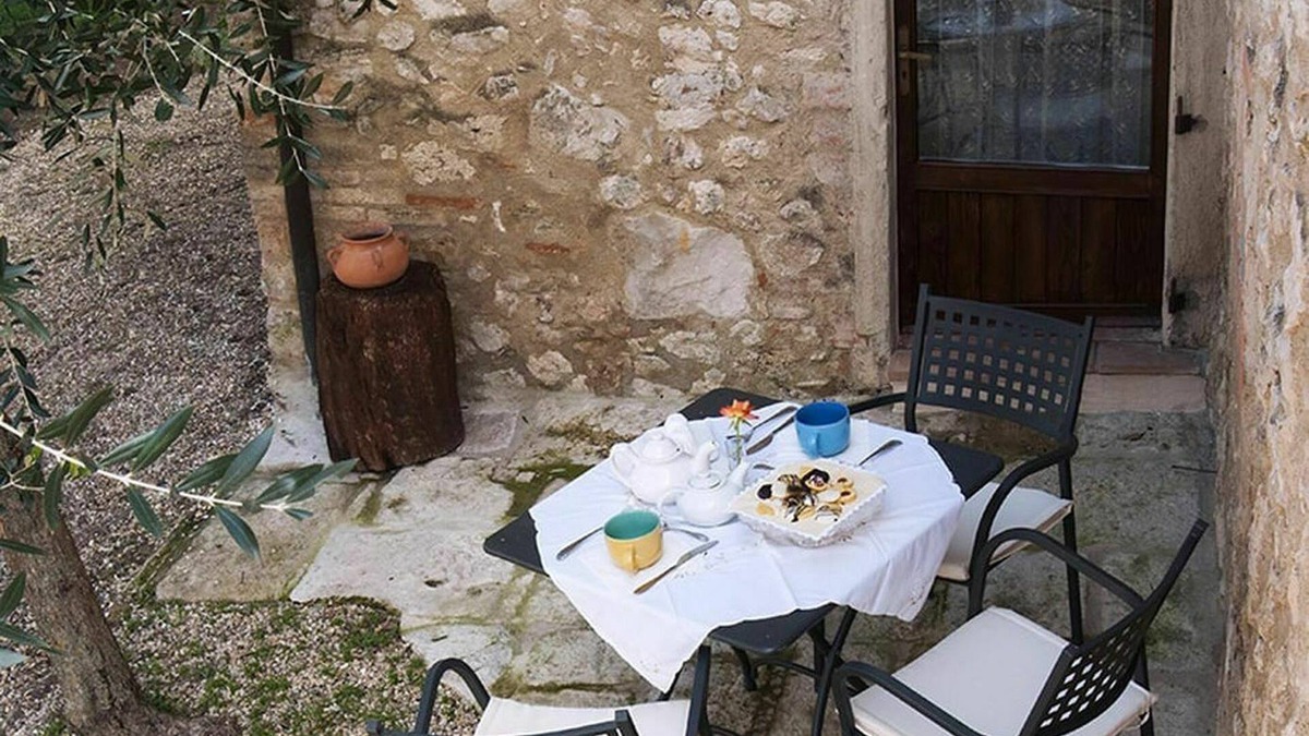 Colle di Val d'Elsa Villa | Lovely apartment in villa with pool, WIFI, A/C, TV, patio, panoramic view, close to San Gimignano