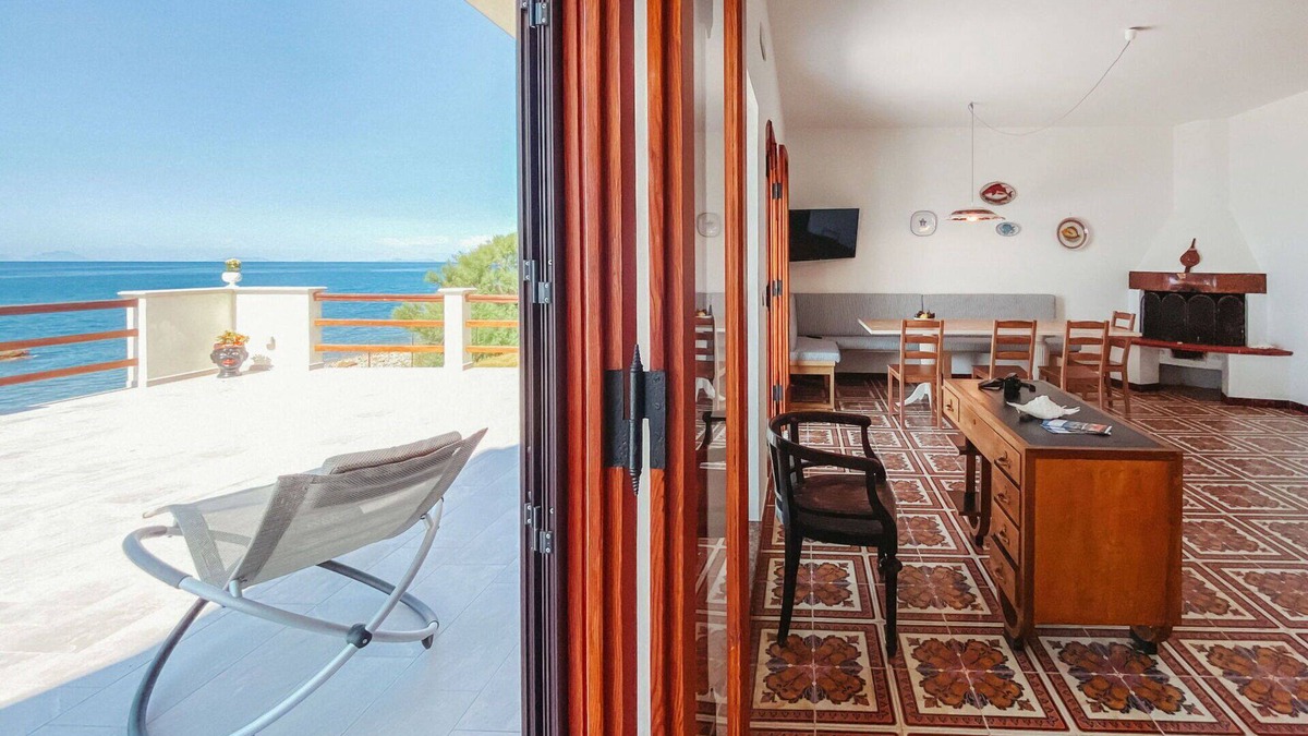 Caronia House | Lovely apartment in villa for 6 people with WIFI, hot tub, TV, patio and pets allowed