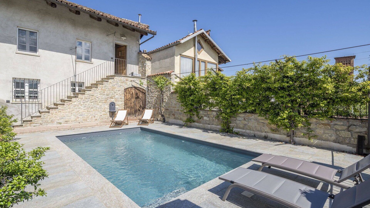 Monforte d'Alba Apartment | Lovely apartment for 4 people with pool, WIFI and terrace, close to Alba