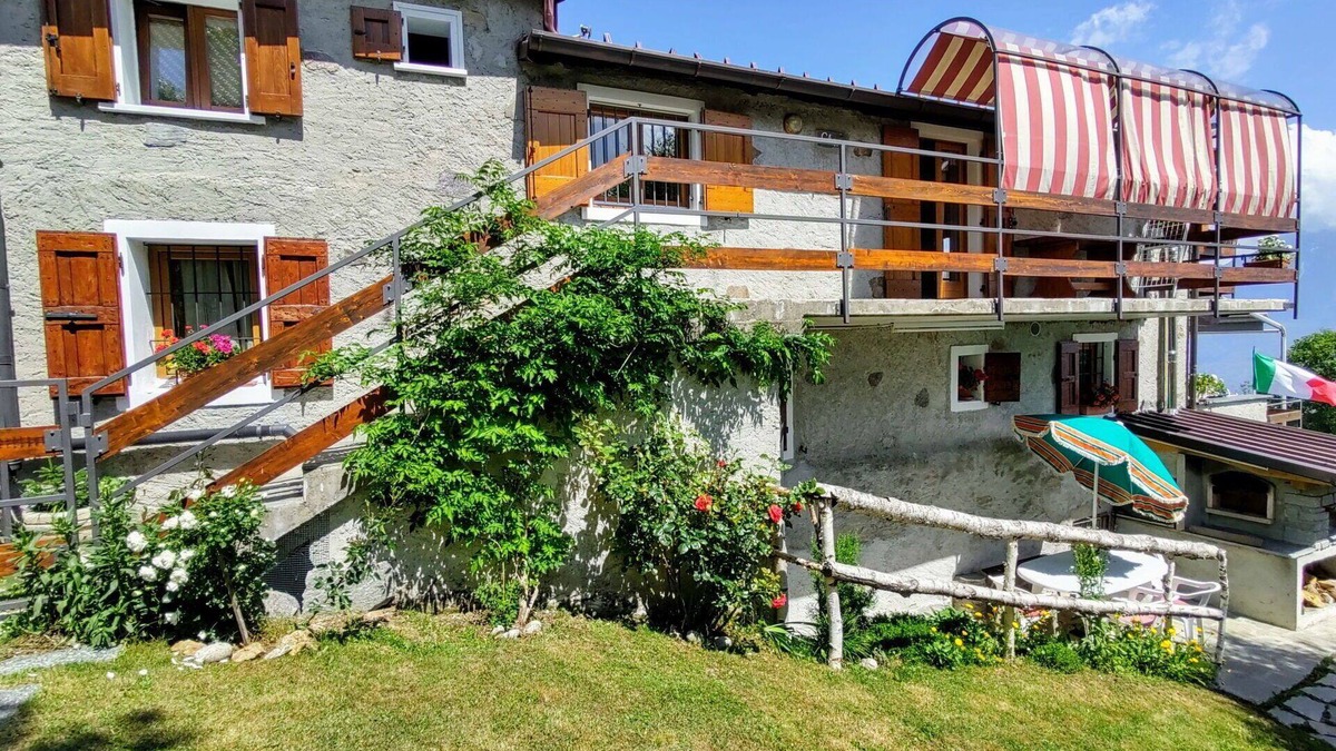 Peglio Apartment | Lovely apartment for 6 people with WIFI, TV, patio and pets allowed