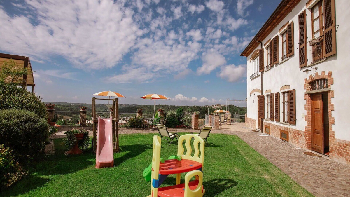 Cossombrato Apartment | Lovely apartment for 4 guests with A/C, WIFI, pool, TV, patio and pets allowed