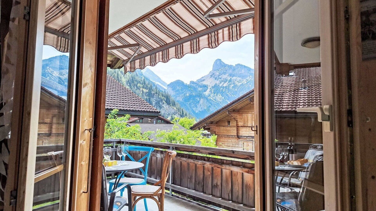 Kandersteg Apartment | Lovely apartment for 4 people with WIFI, TV, balcony, pets allowed and panoramic view