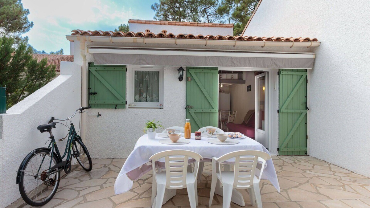 La Palmyre Apartment | Lovely apartment for 4 guests with WIFI, TV, terrace and pets allowed