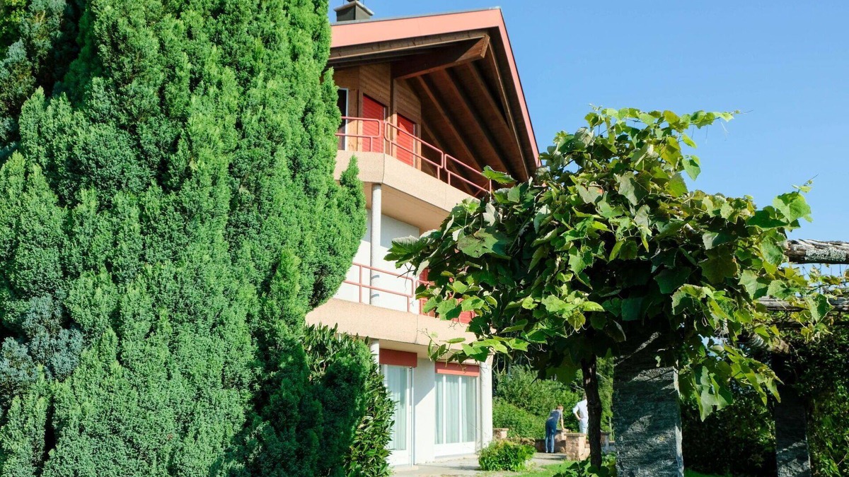 Spiez Apartment | Lovely apartment for 12 guests with WIFI, TV, balcony and pets allowed