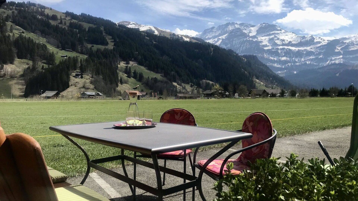 Lenk Apartment | Lovely apartment for 4 guests with WIFI, TV and balcony