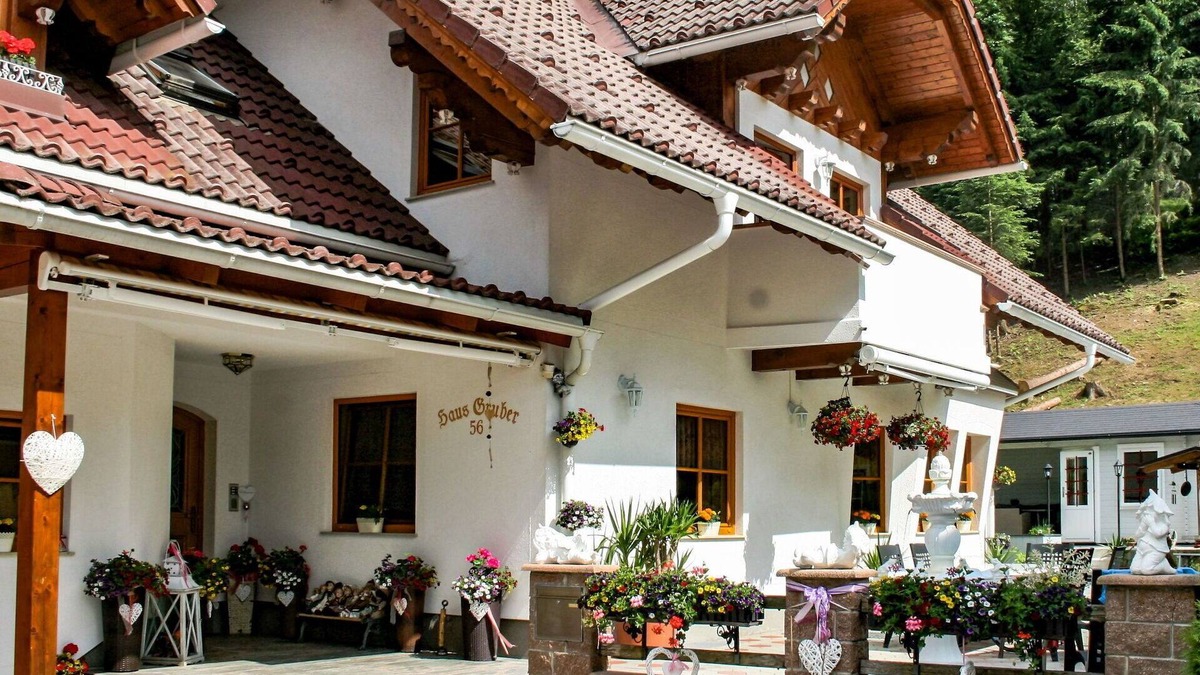 Oberhaus Apartment | Lovely apartment for 4 guests with WIFI, TV, patio and parking