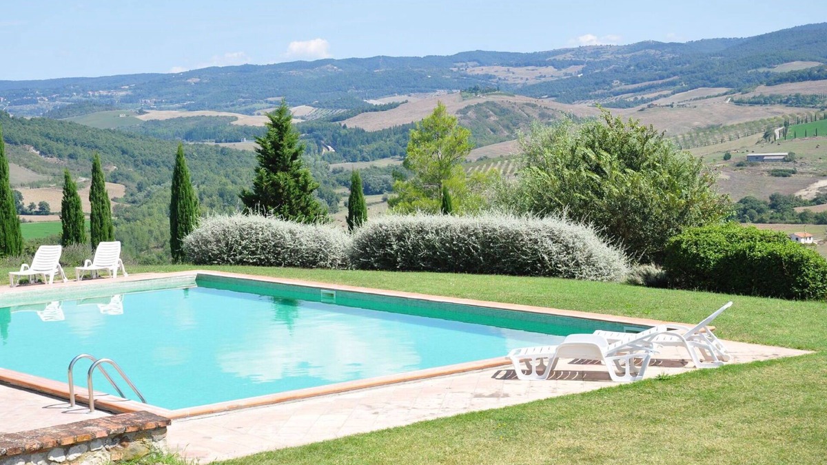 Il Poggio Apartment | Lovely apartment for 4 people with pool, WIFI, TV, pets allowed and panoramic view