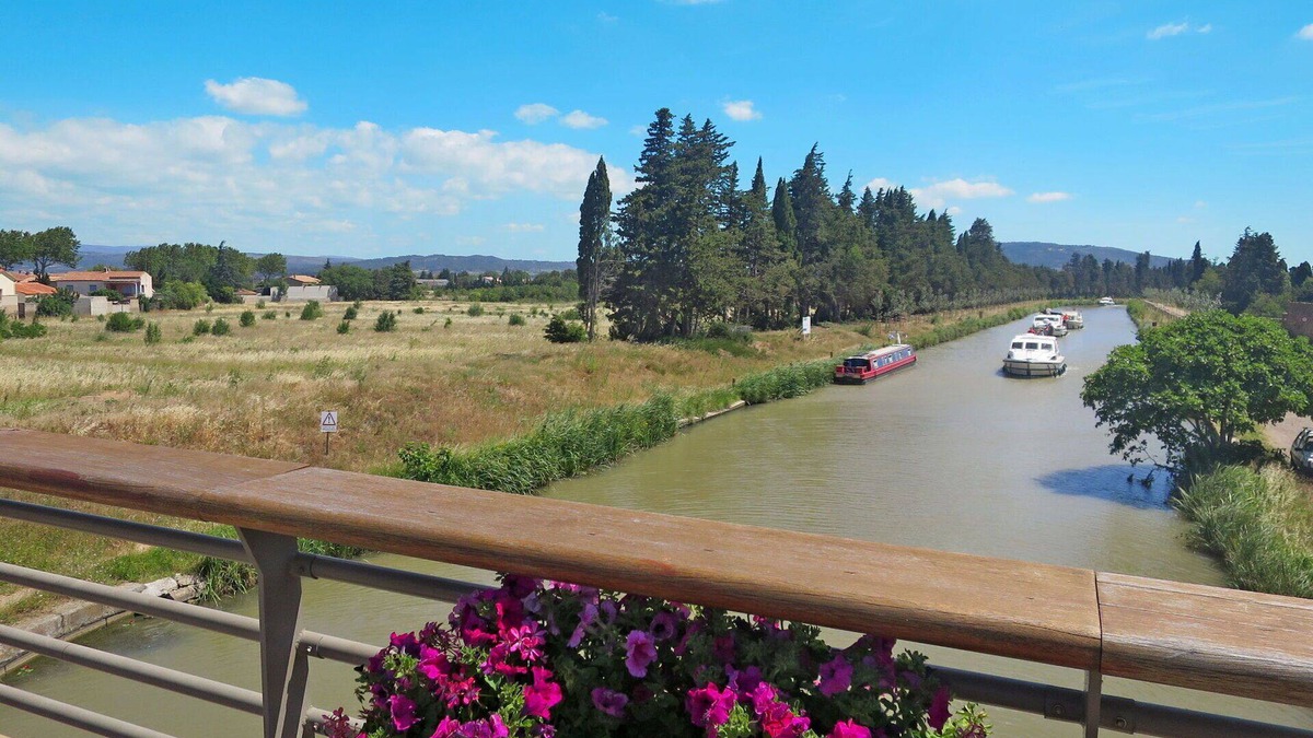 Azille Apartment | Lovely apartment for 5 guests with WIFI, pool, TV, terrace and pets allowed