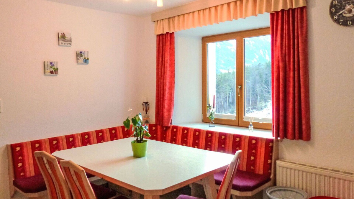 Oetz Apartment | Lovely apartment for 8 people with WIFI, TV, balcony and pets allowed