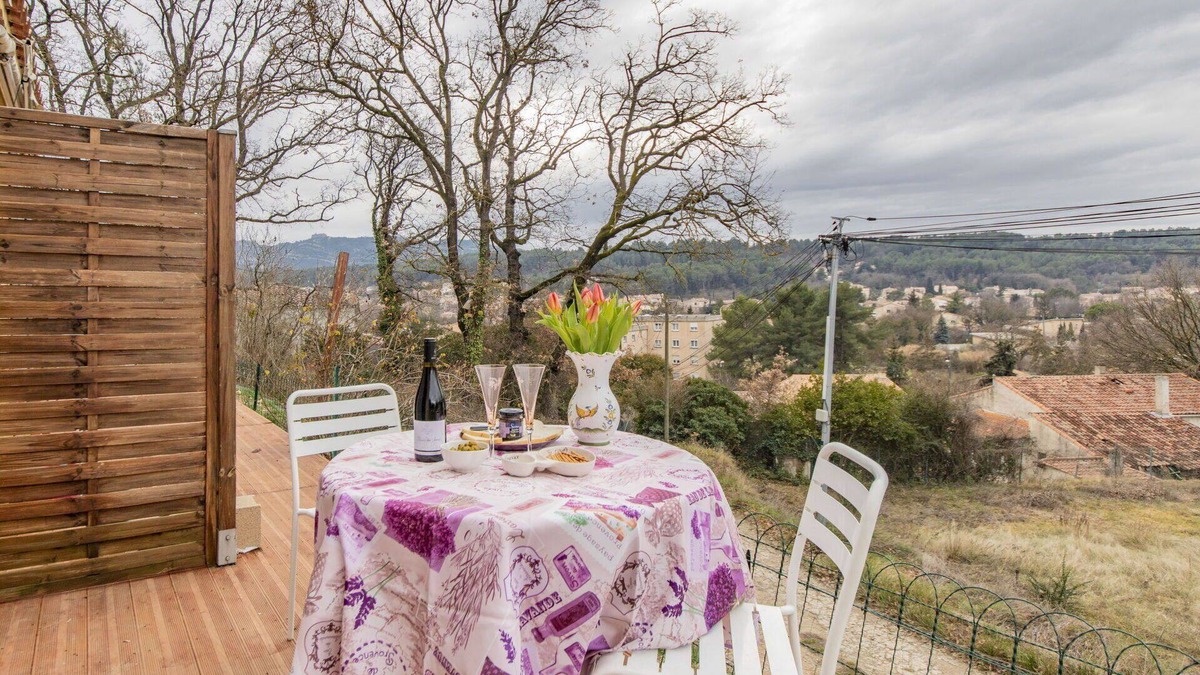 Gardanne Apartment | Lovely apartment for 2 people with WIFI, TV, terrace and panoramic view