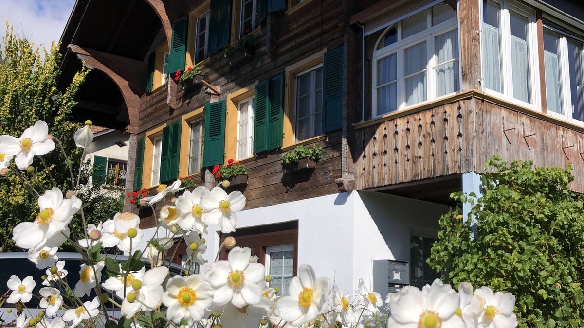 Boenigen Apartment | Lovely apartment in classic Chalet by the lake
