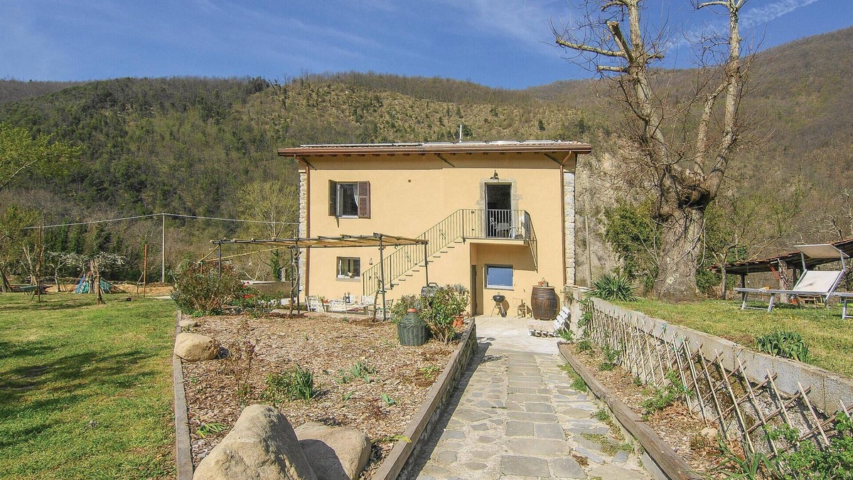 Arlia Apartment | Lovely apartment in Fivizzano with WiFi