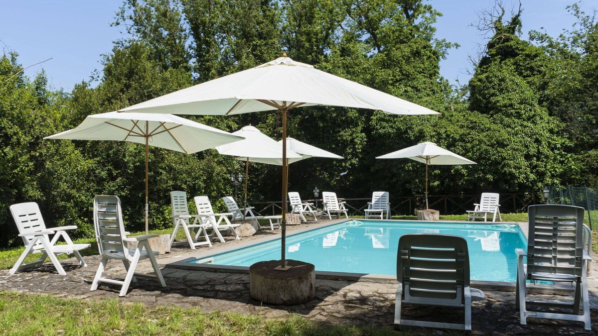 Capraccia Villa | Lovely apartment in villa for 4 guests with WIFI, pool, TV, patio and pets allowed