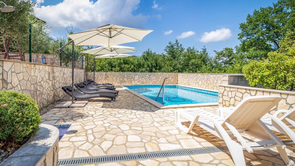 Jadranovo Apartment | Lovely apartment in Jadranovo with WiFi