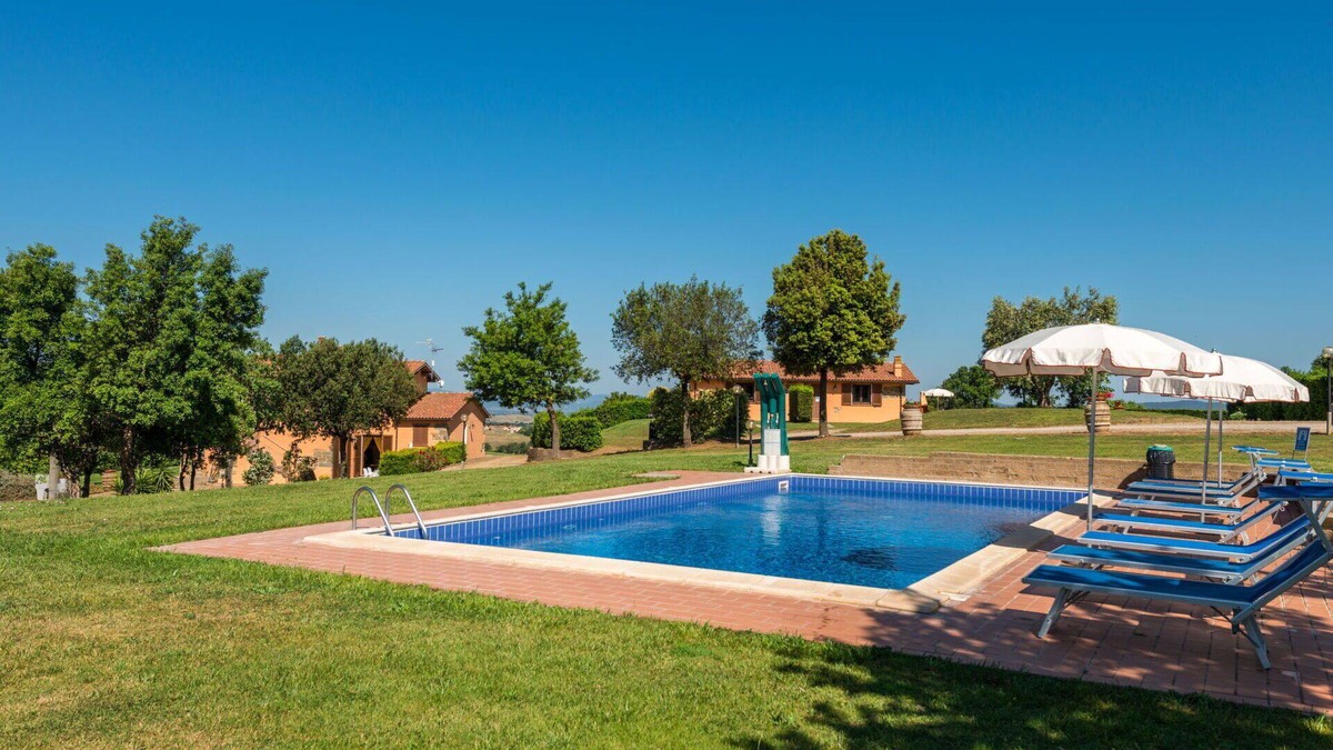 Scansano Villa | Lovely apartment in villa for 4 guests with A/C, pool, WIFI, TV, terrace and pets allowed