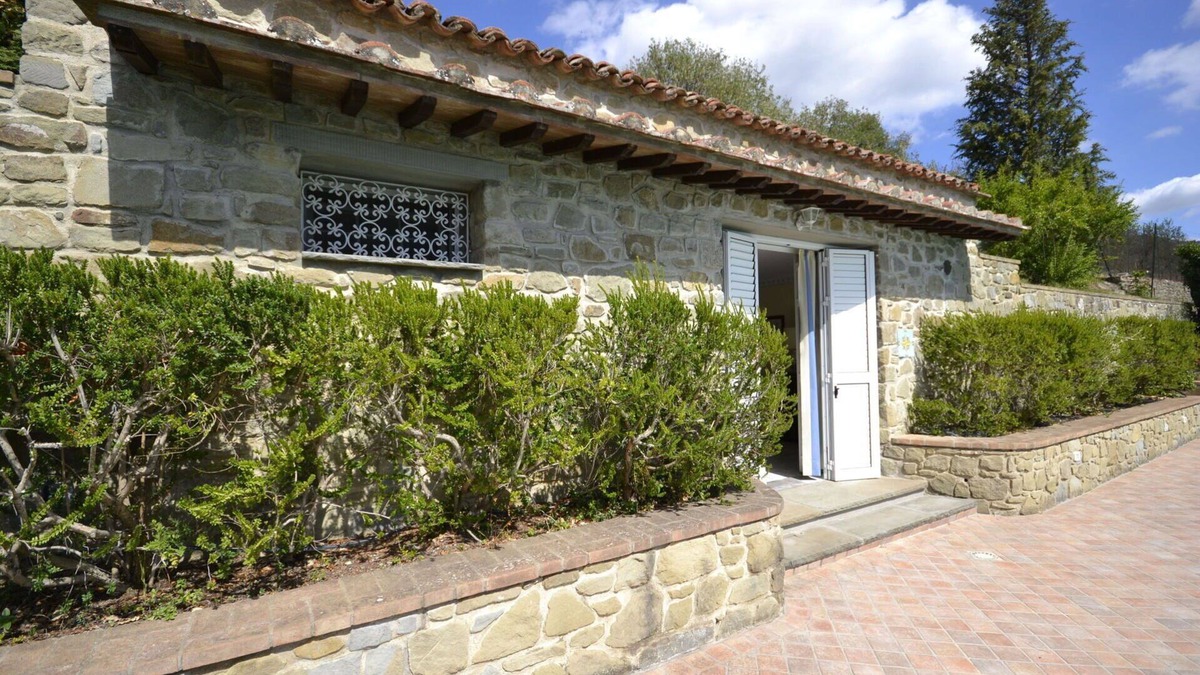 Il Borgo Villa | Lovely apartment in villa with hot tub, WIFI, pool, A/C, TV and panoramic view, close to Cortona