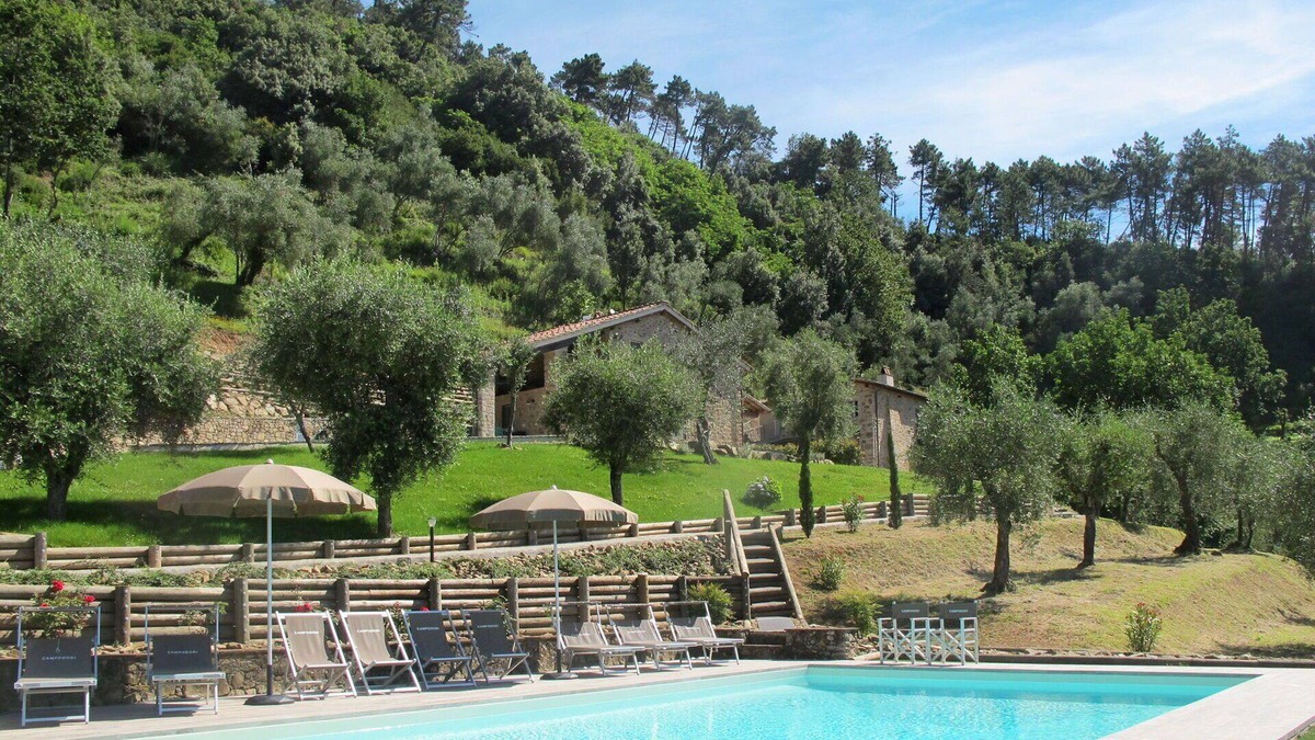 San Martino in Freddana Villa | Lovely apartment in villa for 12 guests with A/C, WIFI, private pool, TV, terrace and pets allowed