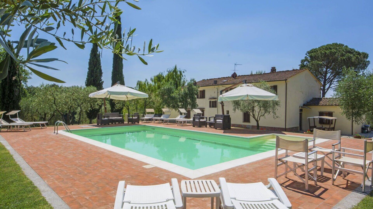Lamporecchio Villa | Lovely apartment in villa for 14 guests with private pool, WIFI, TV, balcony and pets allowed