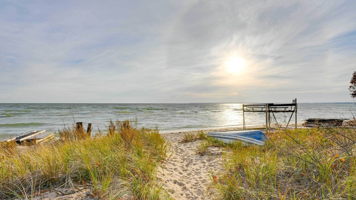 Au Gres Cottage | Lovely Au Gres Cottage w/Hot Tub: Walk to Beach!