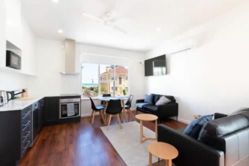 Largs Bay Apartment | Lovely Beachside Largs Bay unit - free wine