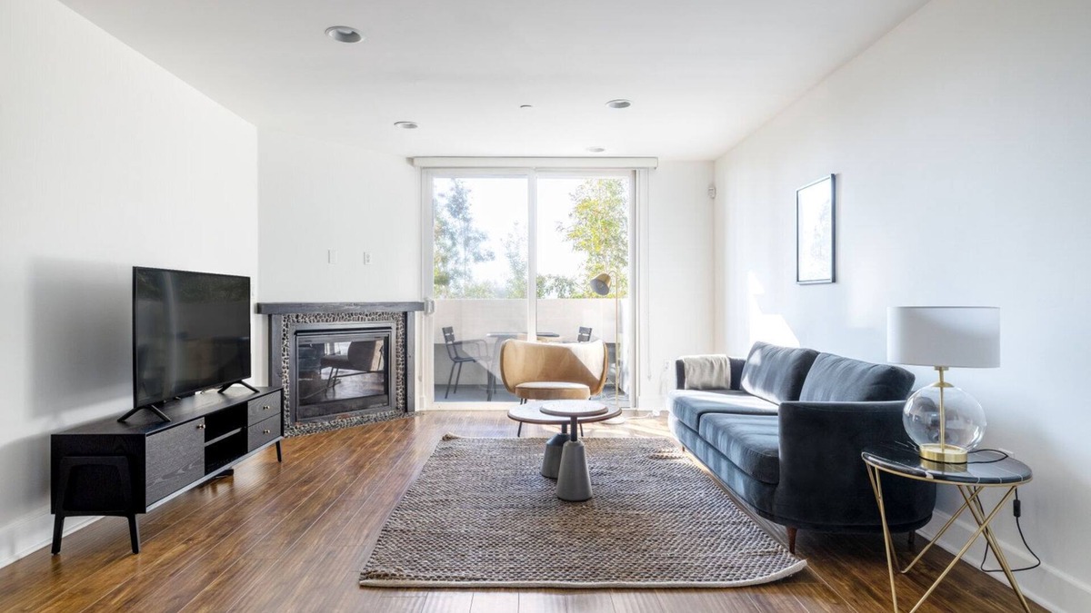 Melrose Apartment | Lovely Brentwood 2BR w/Courtyard, walk to Shops + Dining, by Blueground