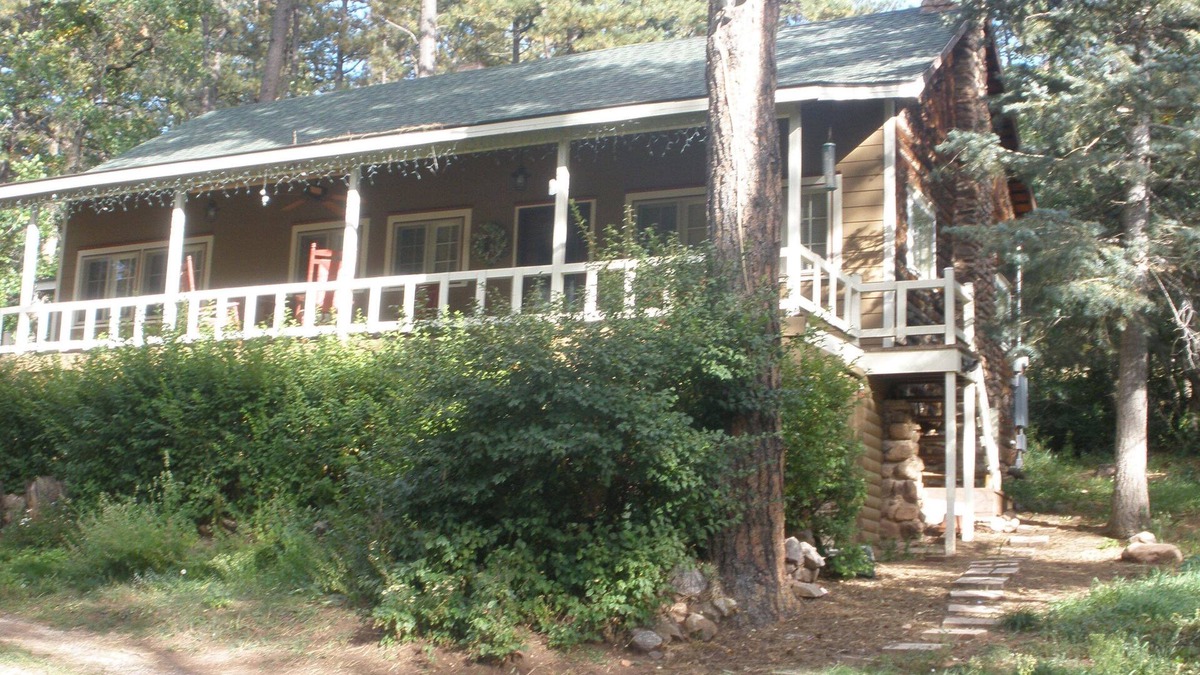 Beulah House | Lovely cabin a midst majestic pine trees