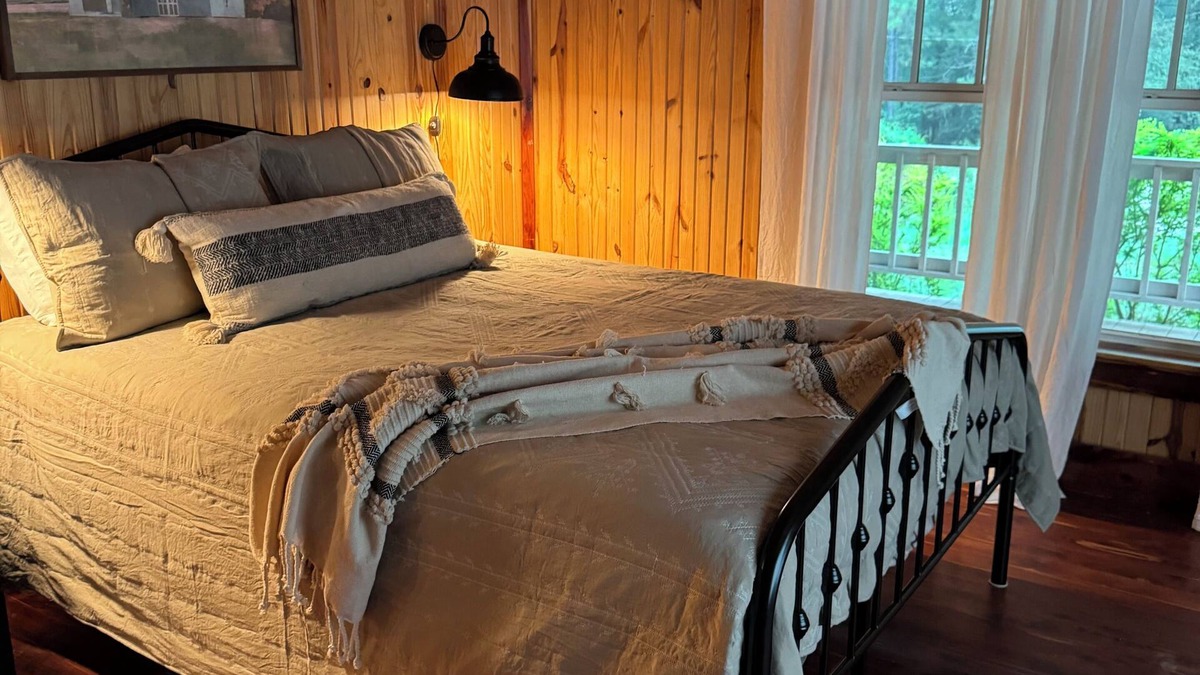 Shelbyville Cabin | Lovely cabin with AC in charming ShelbyvillenClose to Lake Toledo Bend.