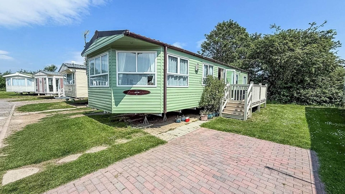 Mappleton House | Lovely caravan for hire with decking at Skipsea Sands in Yorkshire ref 41015WF
