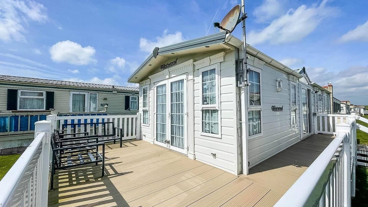Walton on the Naze House | Lovely caravan with large decking at Naze Marine Holiday Park ref 17306BR
