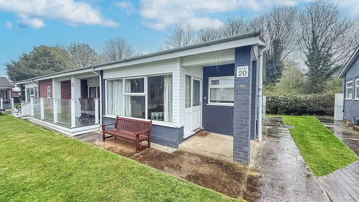 Oulton Broad Ski Chalet | Lovely chalet on an excellent holiday park in Lowestoft ref 12020B