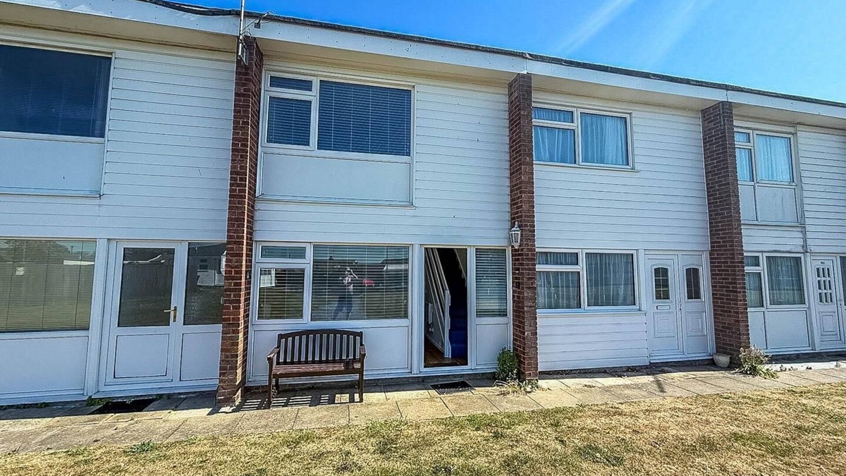 Scratby Ski Chalet | Lovely chalet to hire in Scratby nearby the beach in Norfolk ref 76165B