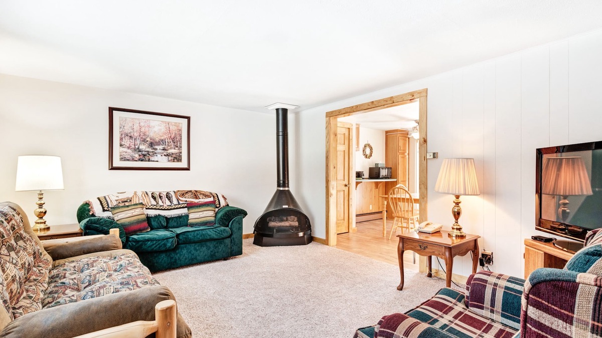 Eagle River Condo | Lovely condo w/a lake access plus shared tennis & basketball courts