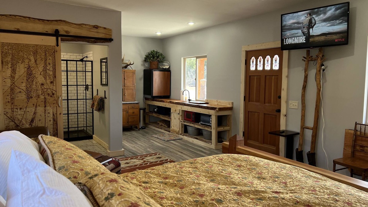 Montrose Cottage | Lovely cottage on horse farm with petting zoo and trails