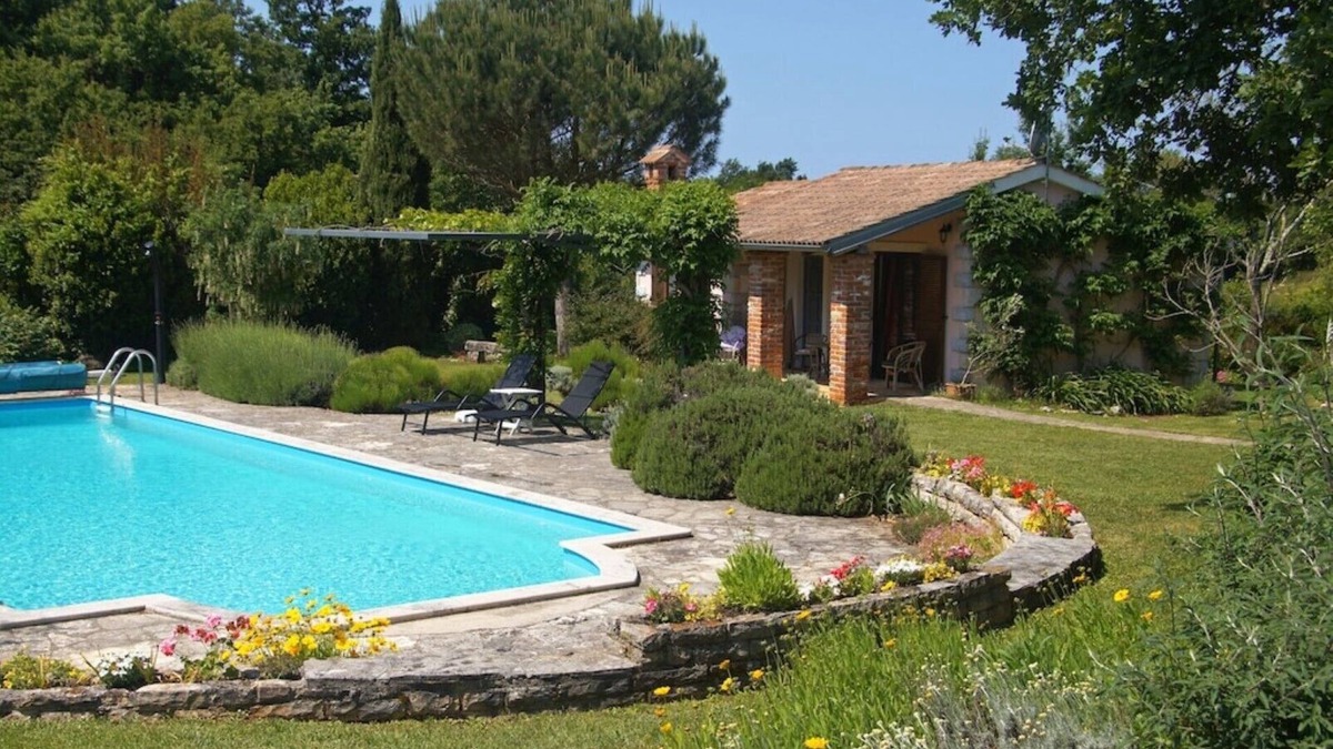 Baderna Cottage | Lovely cottage with large pool in gorgeous, landscaped garden