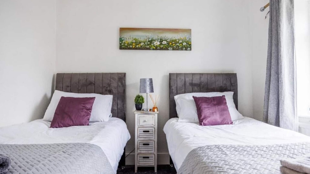 Southend-on-Sea Apartment | Lovely & Cozy 2BR Excellent Location w/WiFi & Netflix by Everhome Ltd