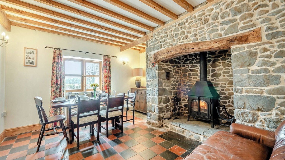 Llansadwrn Cottage | Lovely detached cottage situated in the Carmarthenshire countryside.
