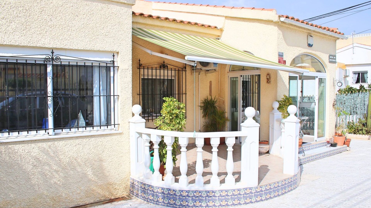 San Fulgencio Villa | Lovely Detached House Near Amenities, WIFI, Sat TV, Aircon, perfect for families