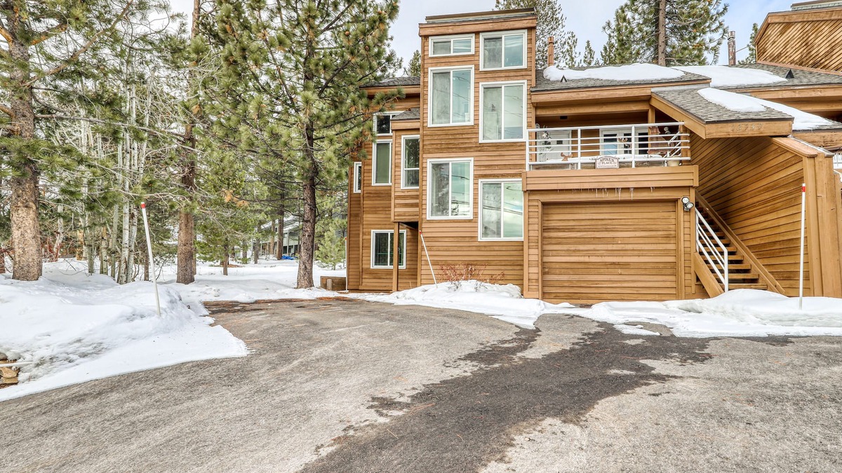 Truckee House | Lovely, dog-friendly condo w/shared pool - close to golf and rec center