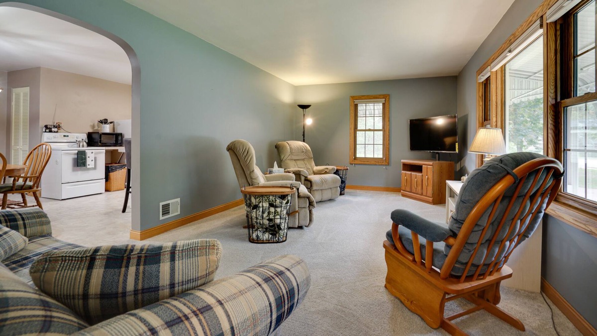 Eau Claire House | Lovely Eau Claire Home w/ Backyard!
