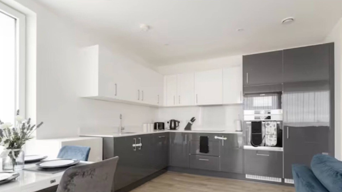 Leyton Apartment | Lovely En-suite Flat With Balcony and Parking
