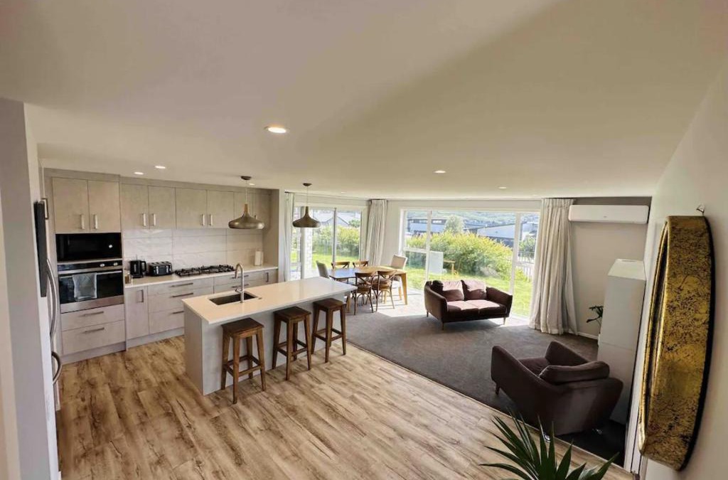 Aotea House | Lovely Family Home in Aotea with Grear Views - No Parties or Smoking