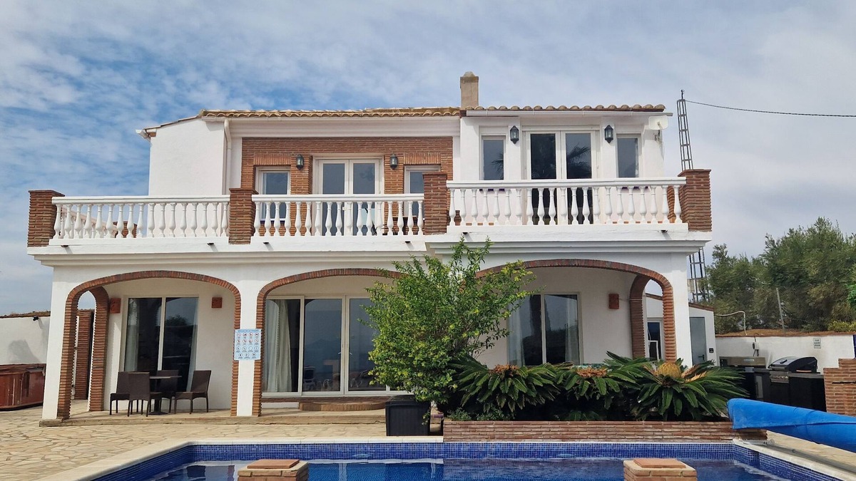 Cutar Villa | Lovely family villa overlooking Lake and Mountains 15 mins from Coast