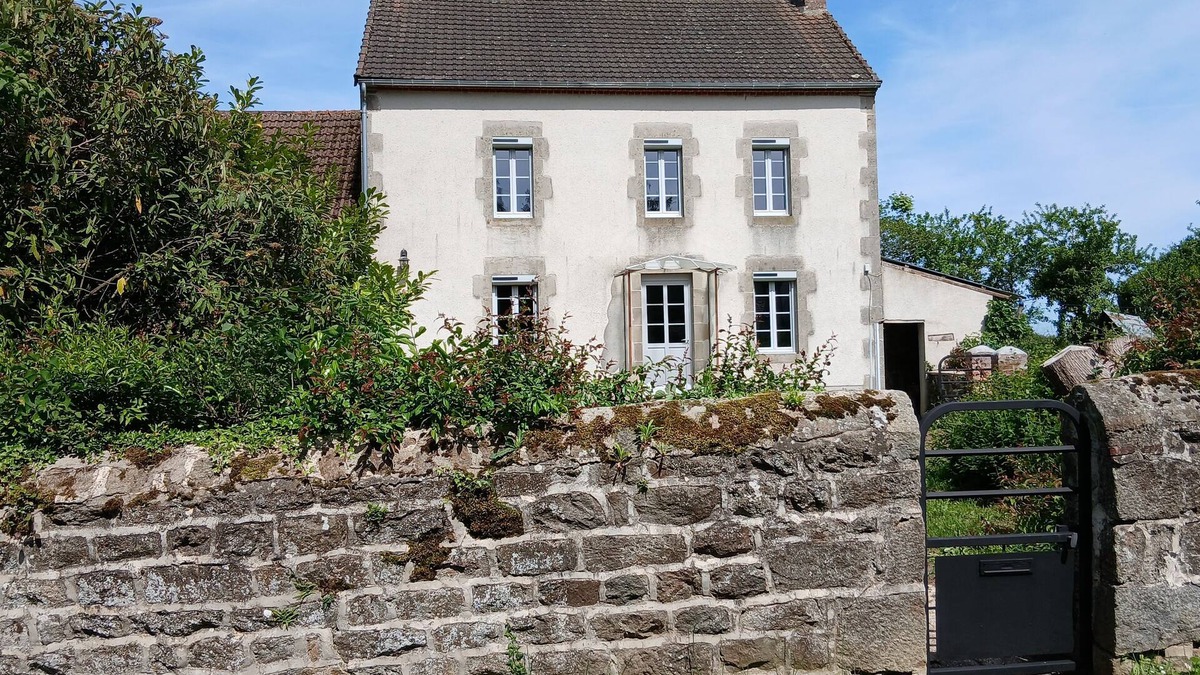 Marcillat-en-Combraille Villa | Lovely detached house close to village on enclosed land planted with trees.