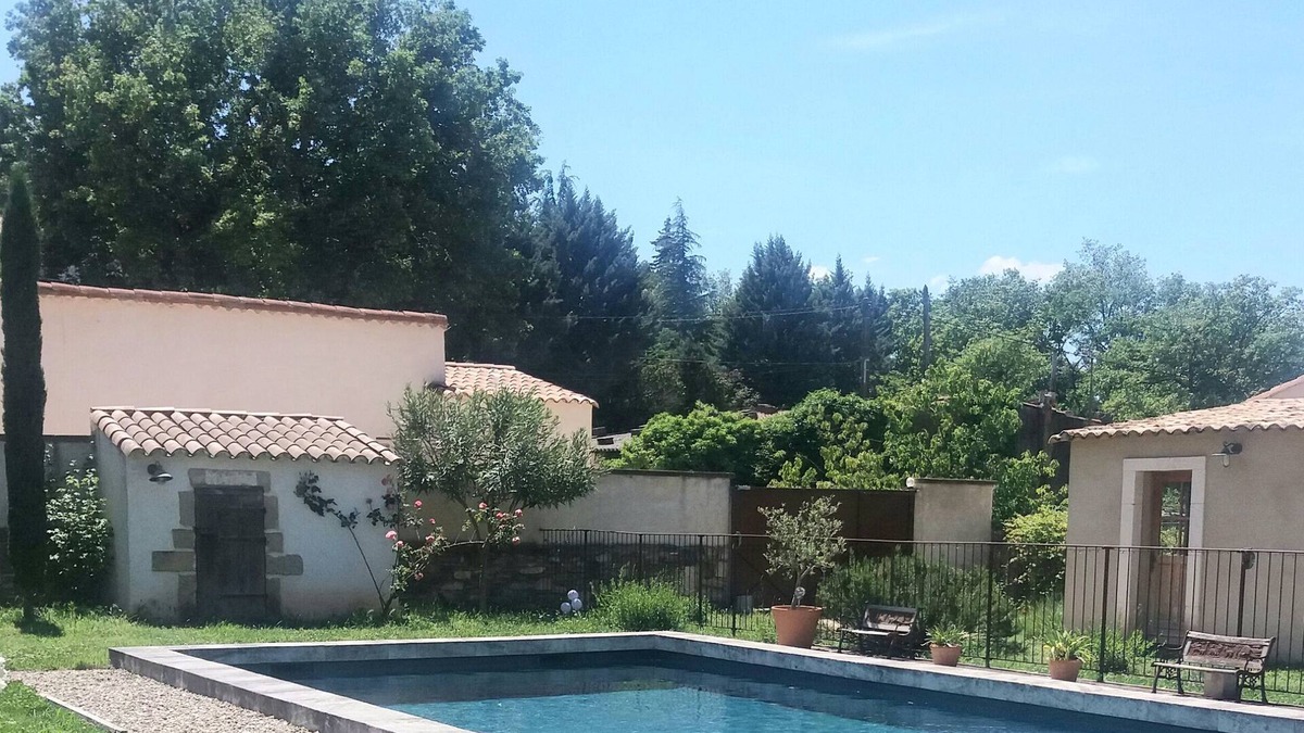 Saint-Quentin-la-Poterie Apartment | Lovely studio, access to the property's large swimming pool