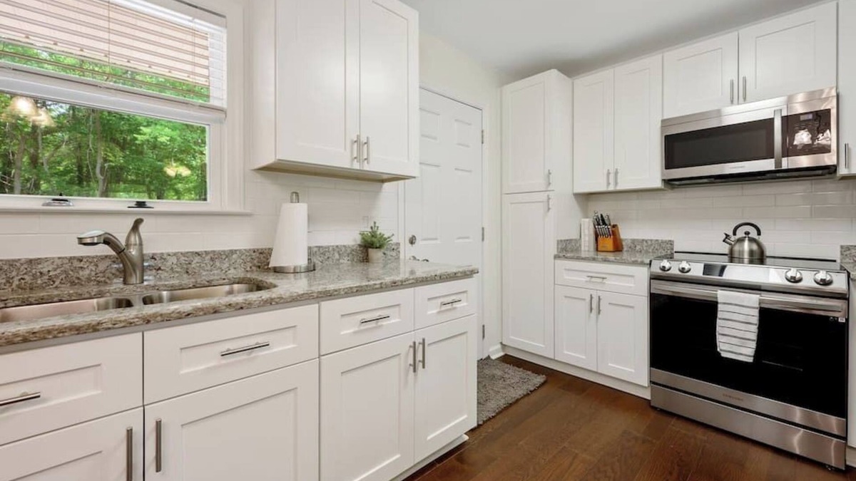 Hillsborough House | Lovely Hillsborough stay 2 minutes to Downtown