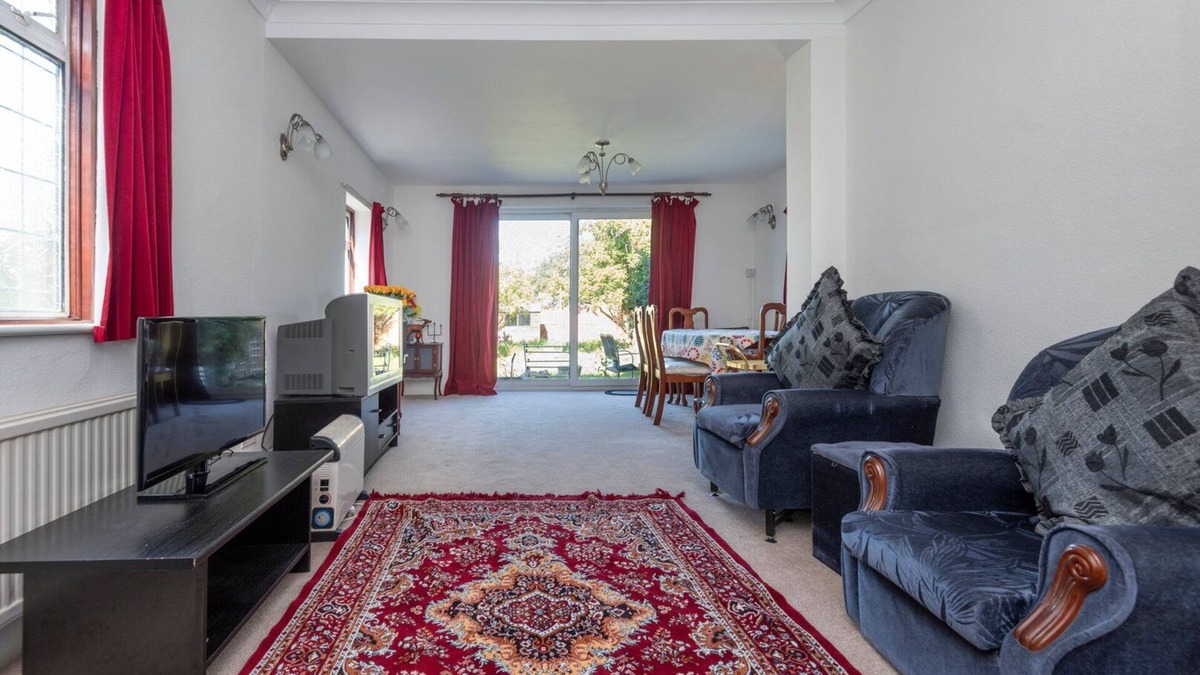 Fullwell House | Lovely home in Ilford with parking