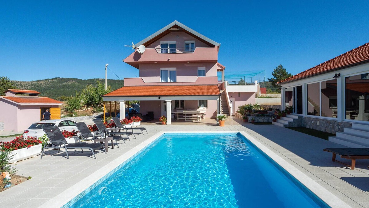 Neoric House | Lovely home in Neoric