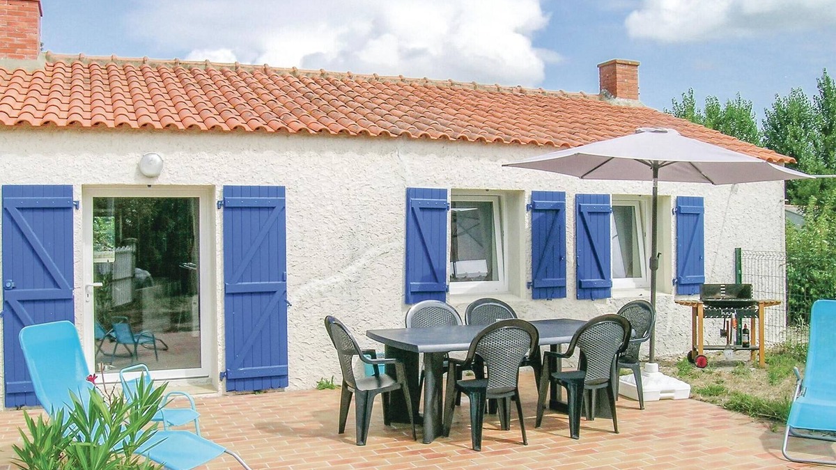 Saint-Urbain House | Lovely home in St Urbain with kitchen
