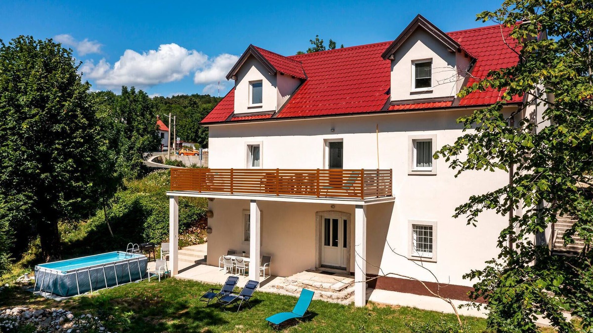 Zlobin House | Lovely home in Zlobin with sauna